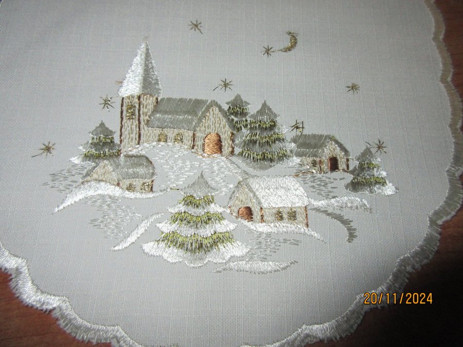 FIN BRODERAD MASKINBRODERAD JULLÖPARE JULDUK LÖPARE JUL KYRKA KYRKBY NYSKICK.