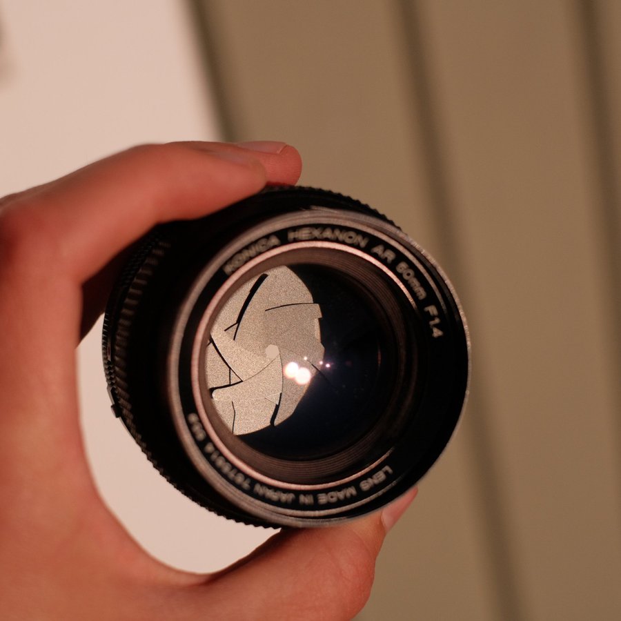 Konica Hexanon AR 50mm f/1.4 – Ljusstarkt och skarpt normalobjektiv