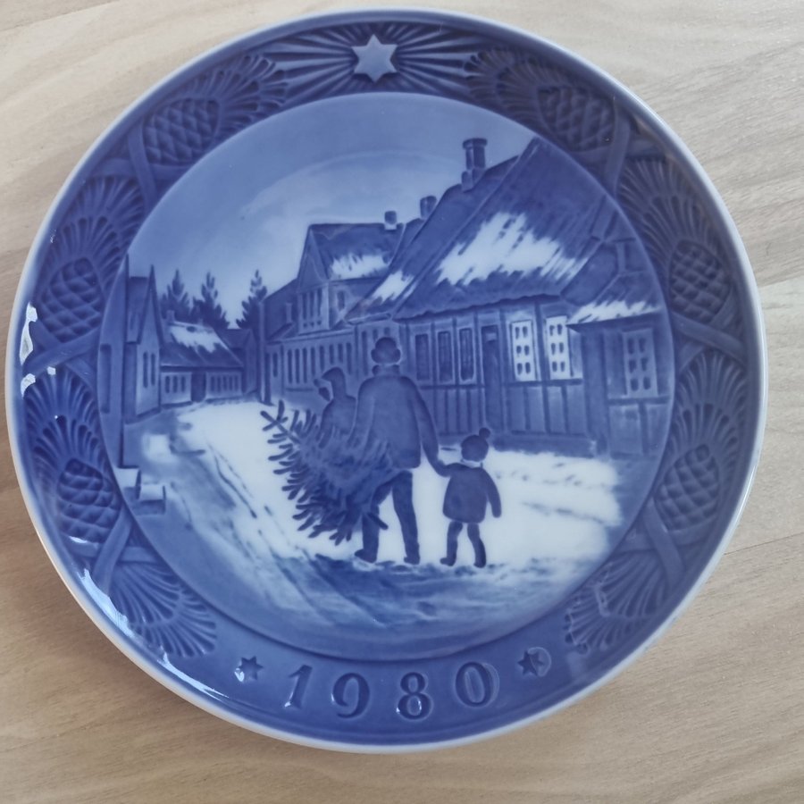 Royal Copenhagen Jultallrik 1980 - Bringing Home The Christmas Tree