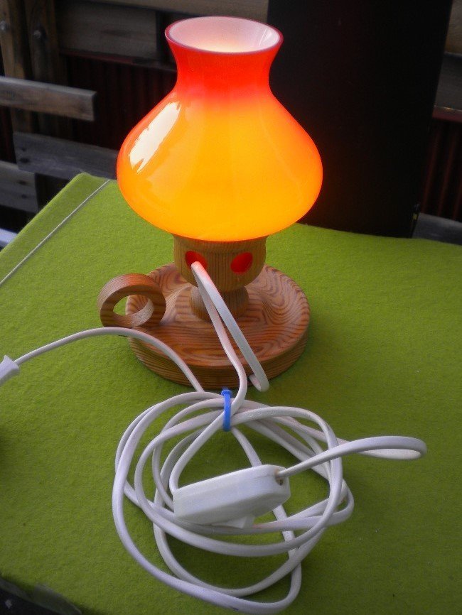 BORDSLAMPA MED ORANGE KUPA FOT I FURU 1960 - 70 - TAL Nr 1 AV 2