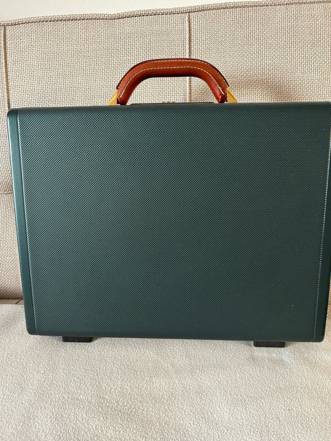 Samsonite Attachéväska i "hardshell"med kominationslås