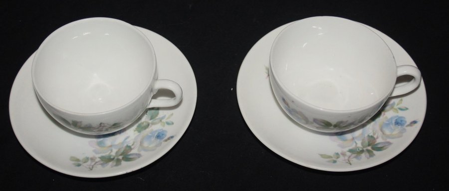 2 Gustavsberg benporslin Kaffekoppar med fat med vackra blåa rosor 1930-1945 tal