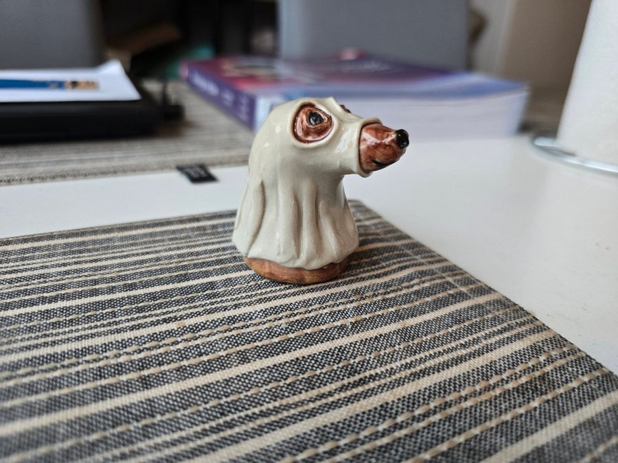 Liten keramikfigur, spökhund.