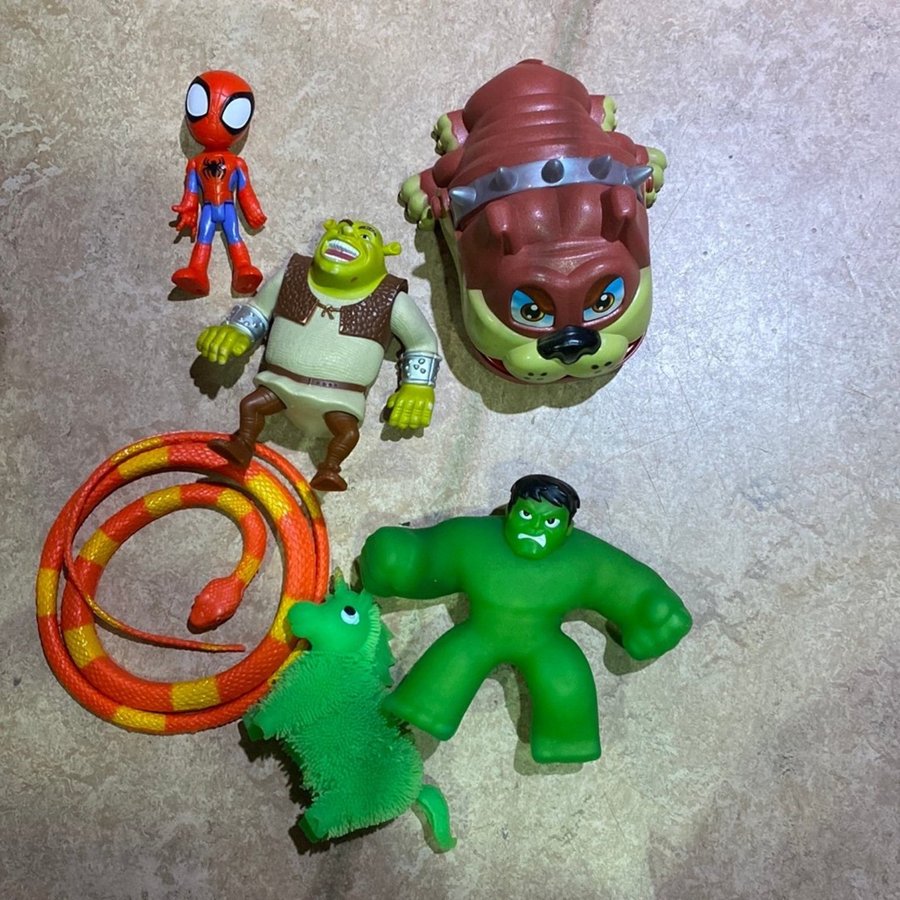 Leksakspack med Spiderman, Shrek, Hulk, orm och mer!