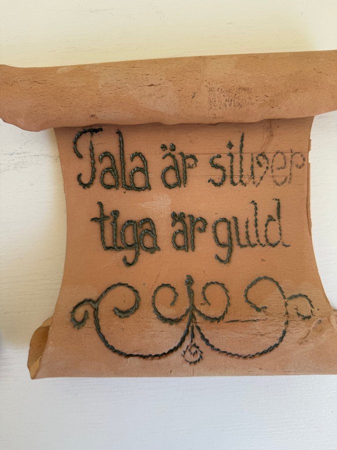 Rullformade keramiktavlor med text