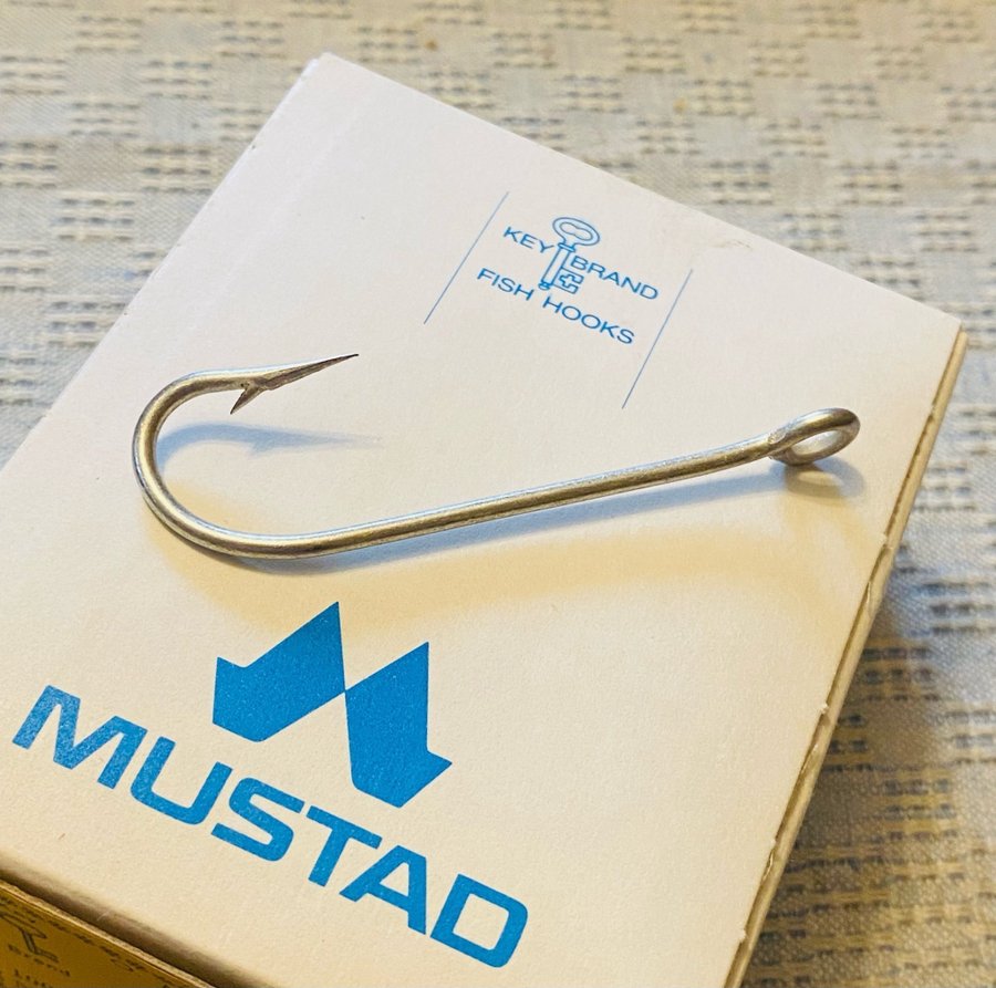 MUSTAD 2/0. Qual 3521. 100st krokar i låda . Kvalitet +++