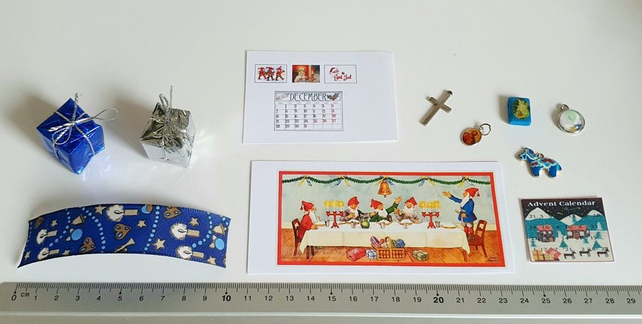 Adventskalender, juldekorationer i miniatyr till dockskåpet; dockhus Nissedörr