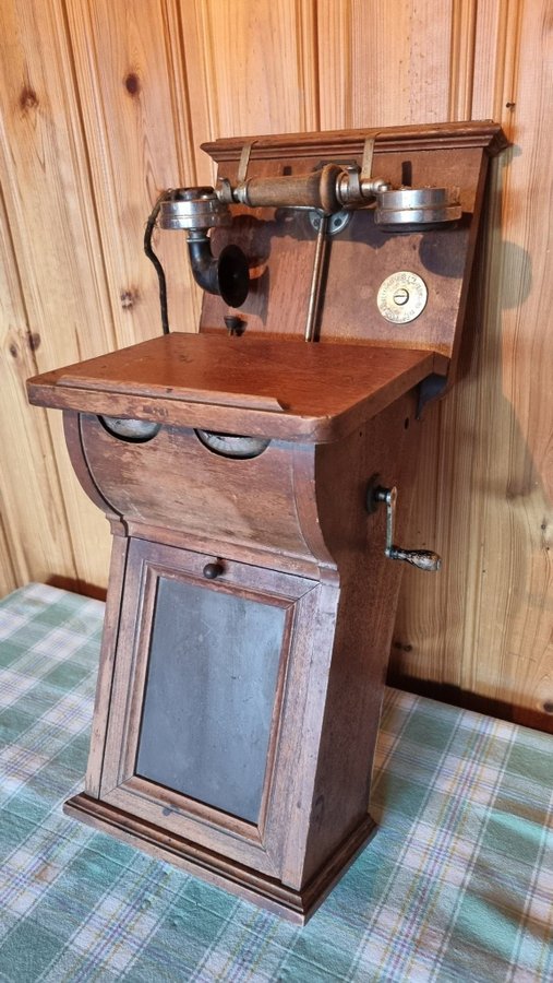 Äldre väggtelefon första halvan 1900-talet