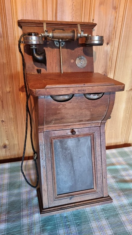 Äldre väggtelefon första halvan 1900-talet