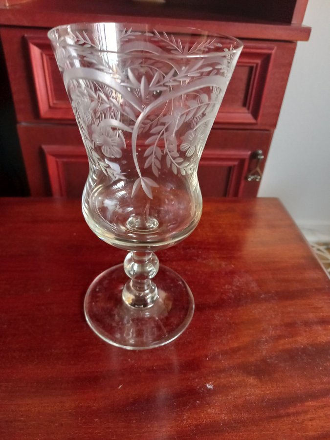 ANTIQUE: Graverat glas, på fot; H=19 cm, D=9 cm;