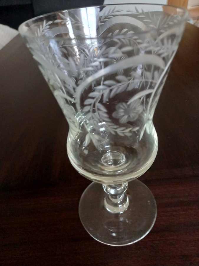 ANTIQUE: Graverat glas, på fot; H=19 cm, D=9 cm;