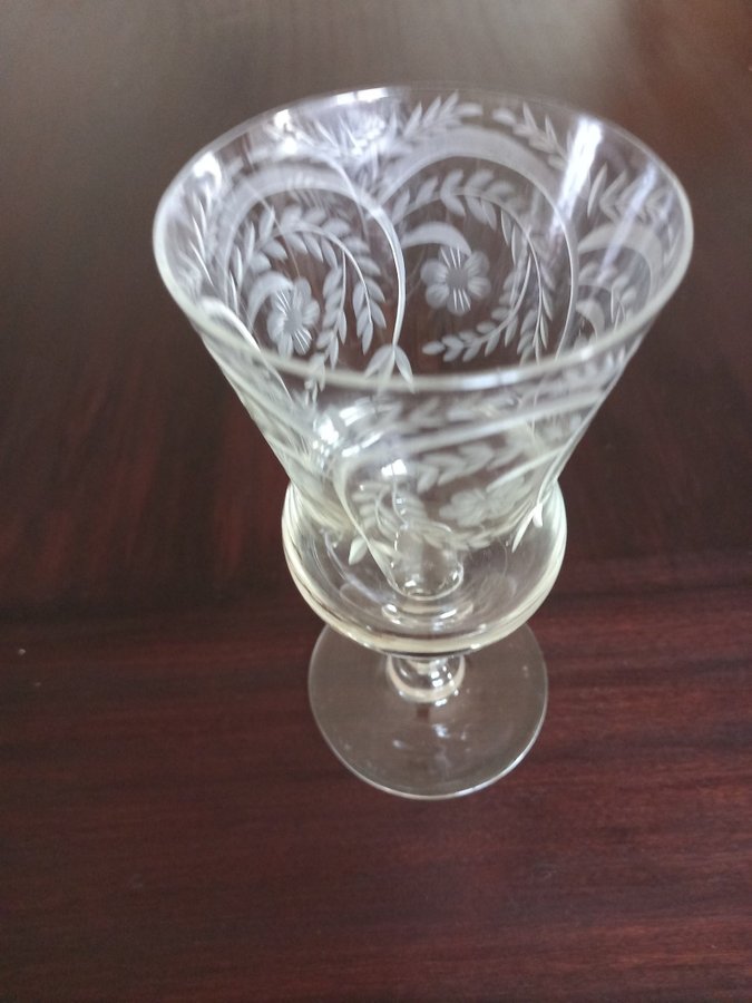 ANTIQUE: Graverat glas, på fot; H=19 cm, D=9 cm;