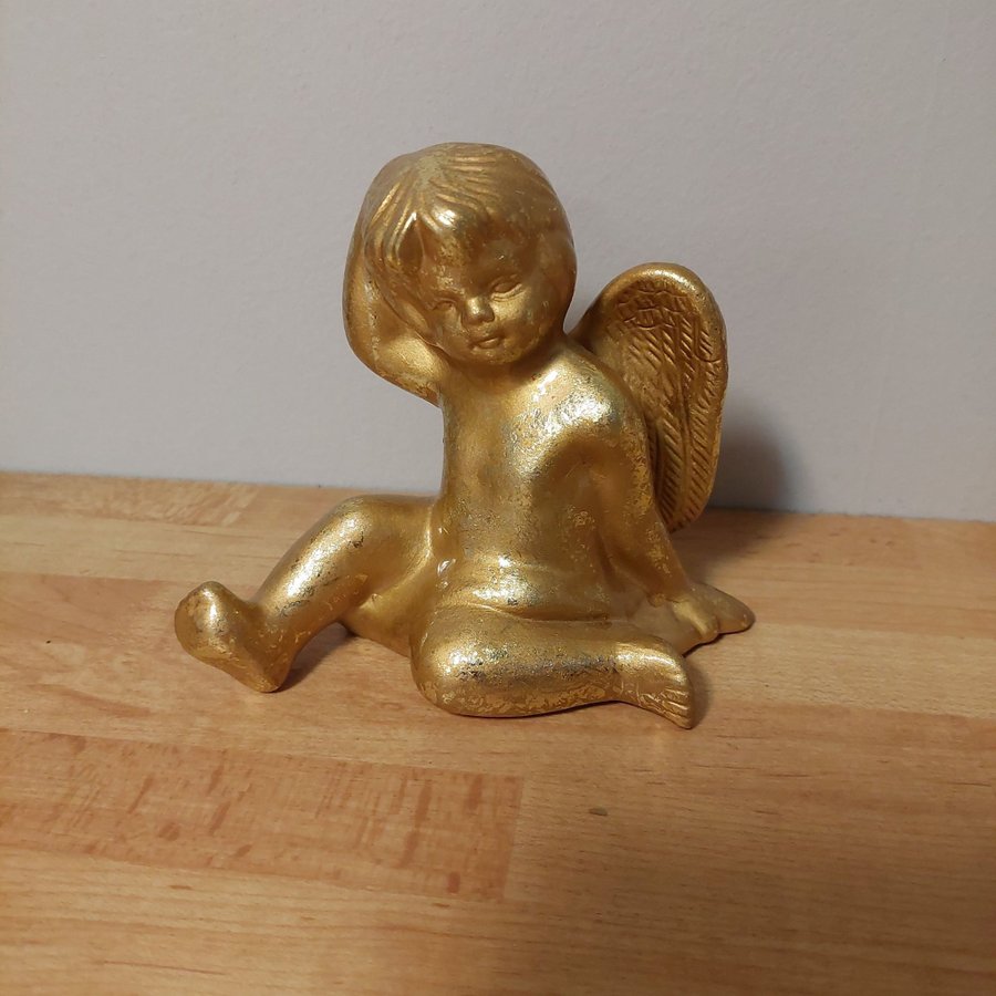 Sittande ängel figur