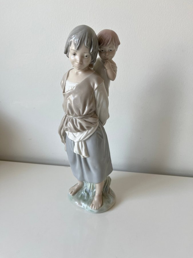 LLADRO FIGURIN FLICKA MED BARN