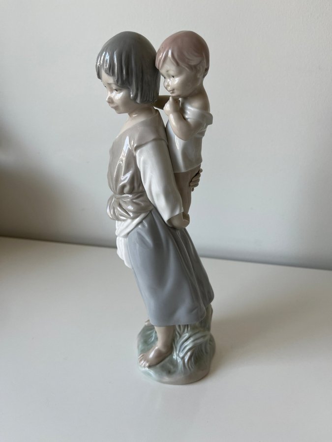 LLADRO FIGURIN FLICKA MED BARN