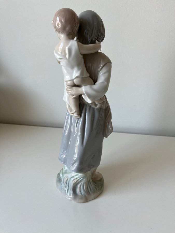 LLADRO FIGURIN FLICKA MED BARN