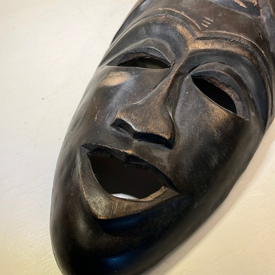 Afrikansk mask i trä