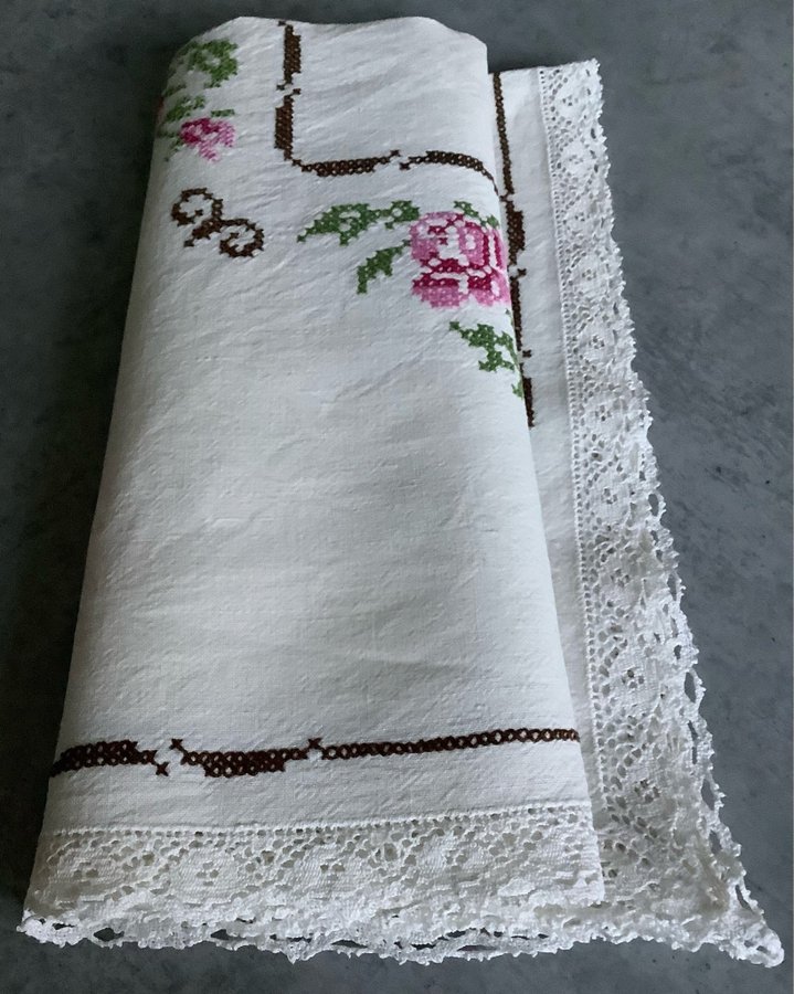 Vit vacker linneduk med handbroderade Rosor och knypplad spets **67x70 cm