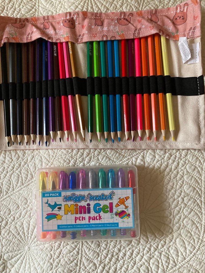 Pennfodral med kaninmotiv Ale-Hop och Smiggle Mini Gel Pen Set pennor gelpennor