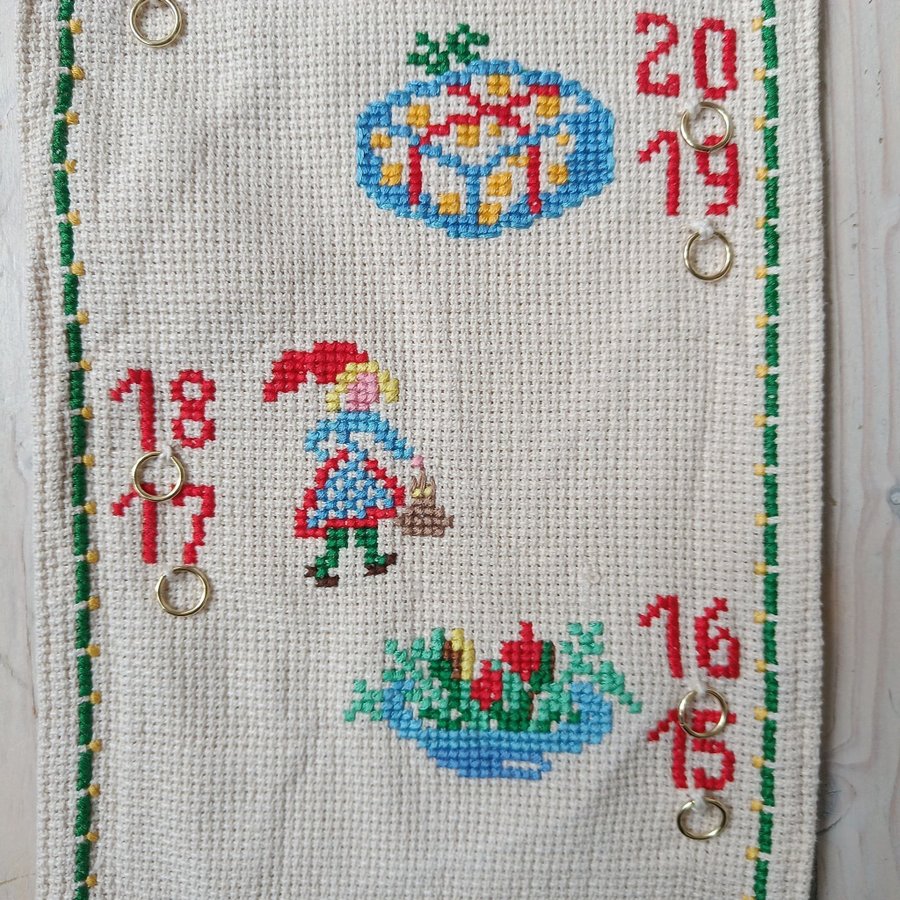 Broderad julkalender paketkalender