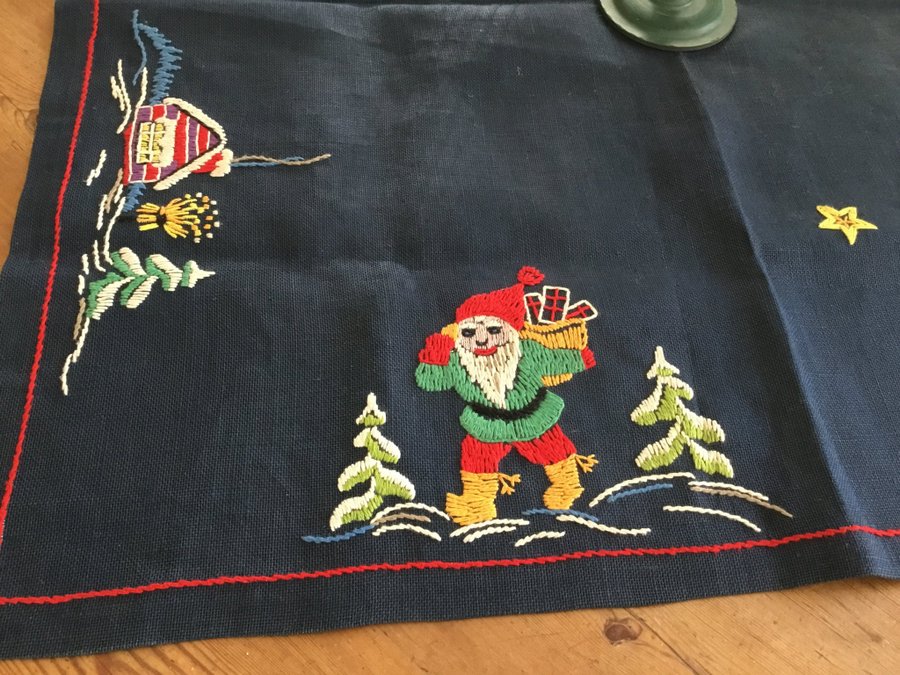 Antik handbroderad julduk/julgransmatta. Oanvänd