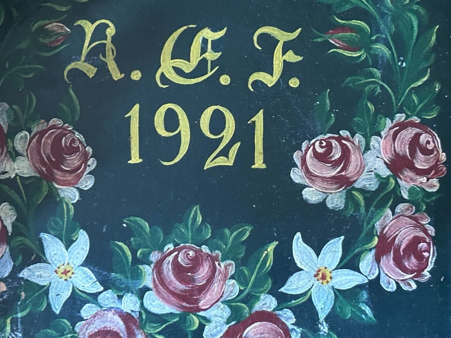 Fin söt gammal allmogen blå vägghylla handmålade med blommor  initialer 1921