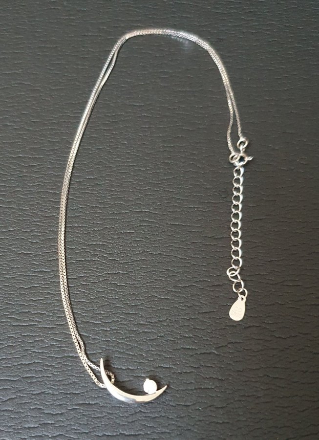 En silver halvmåne halsband