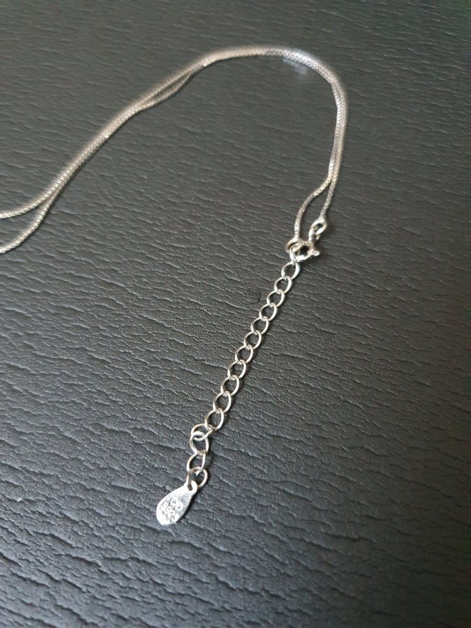 En silver halvmåne halsband