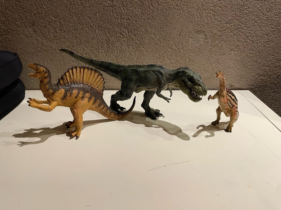 3 stycken dinosauriefigurer