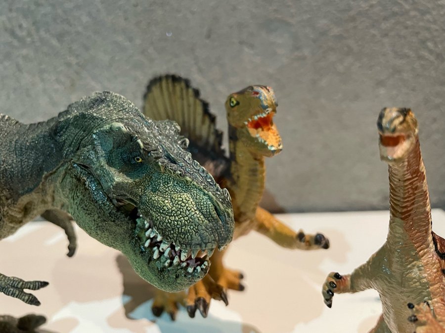 3 stycken dinosauriefigurer