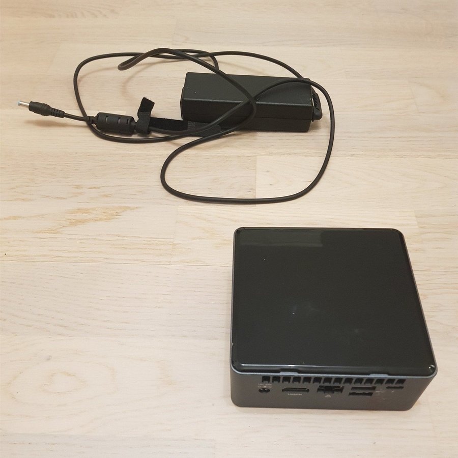 Intel NUC 8th gen i7 dator plus RAM