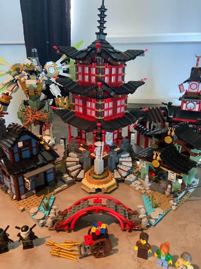 LEGO Ninjago x3 Temple of airjitzu + Temple of spinjitzu + Lloyds titanrobot