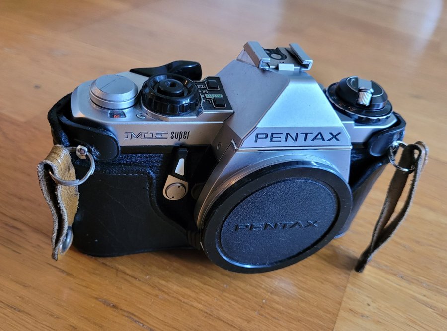 Pentax Super ME kamera med två objektiv och blixt