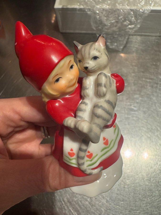 Fyrklövern Lars Carlsson Tomteflicka med katt figur.