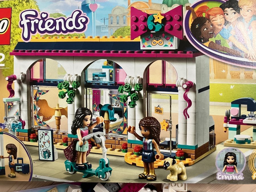 Lego friends en assessoar butik och Emmas sovrum.