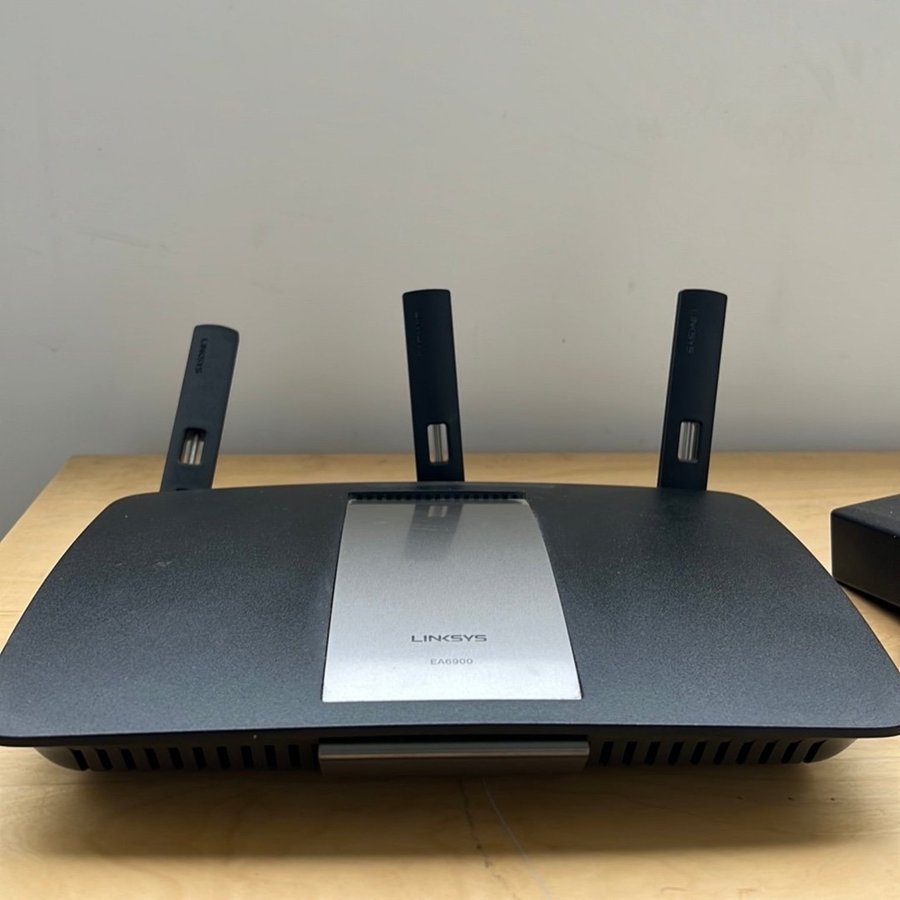 Linksys EA6900 v2 AC1900 Dual-Band Smart Wi-Fi Router