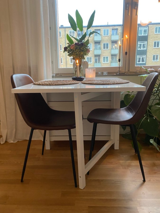 Ikea bord med utdragbara lådor