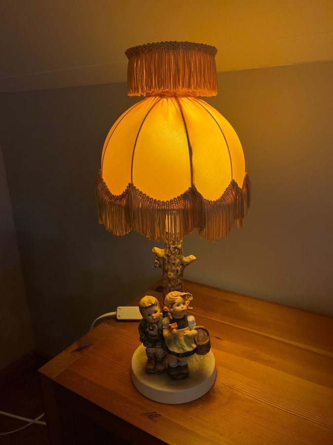 Hummelfigur bordslampa