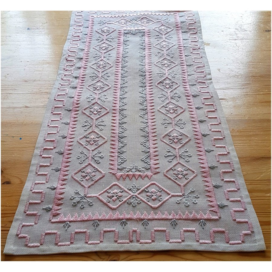 Nyskick vintage retro handbroderad löpare / duk. Rosa färg