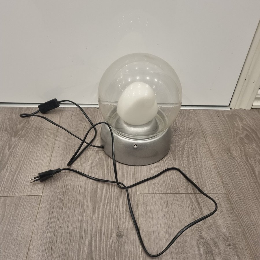 Fin lampa ett lysande hjärta i en glob