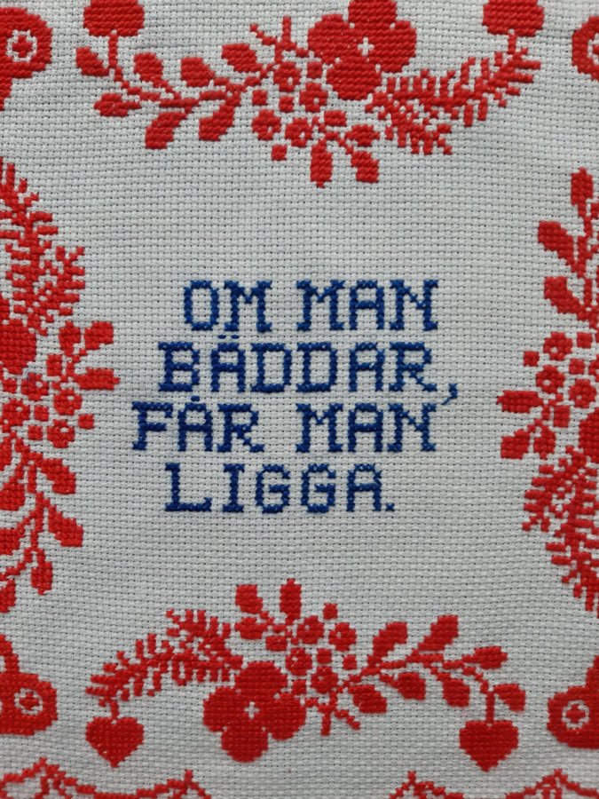 Broderad bonad kul text " Om man bäddar får man ligga" jul julklapp present gåva