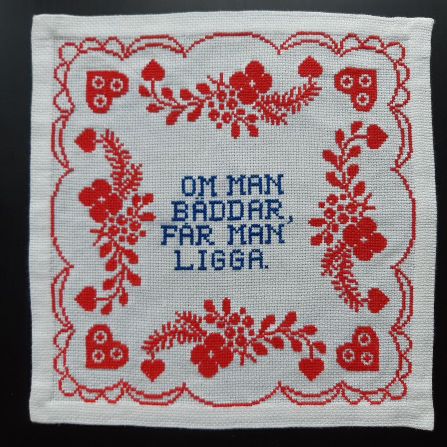 Broderad bonad kul text " Om man bäddar får man ligga" jul julklapp present gåva