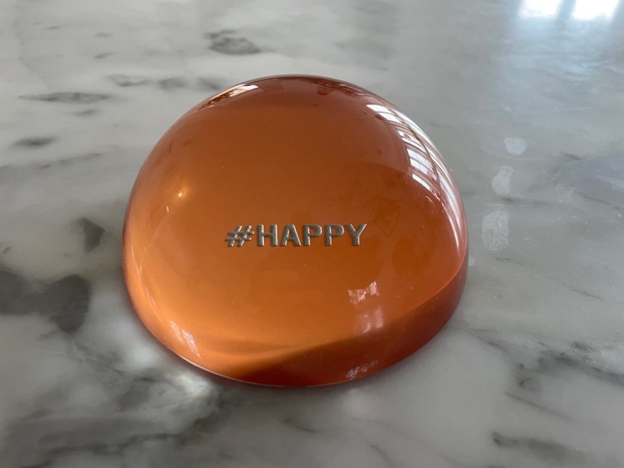 VACKER ORANGE PAPPERSVIKT I GLAS PAPER WEIGHT #HAPPY