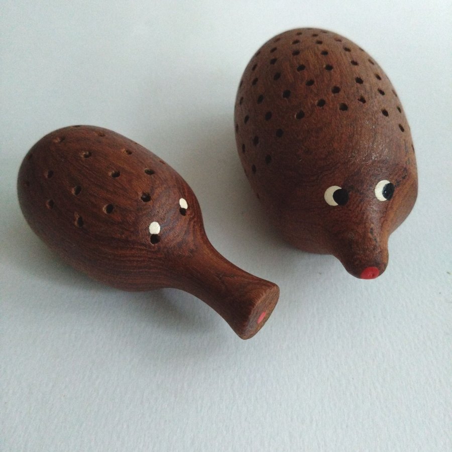 Träfigurer i teak, form av igelkottar