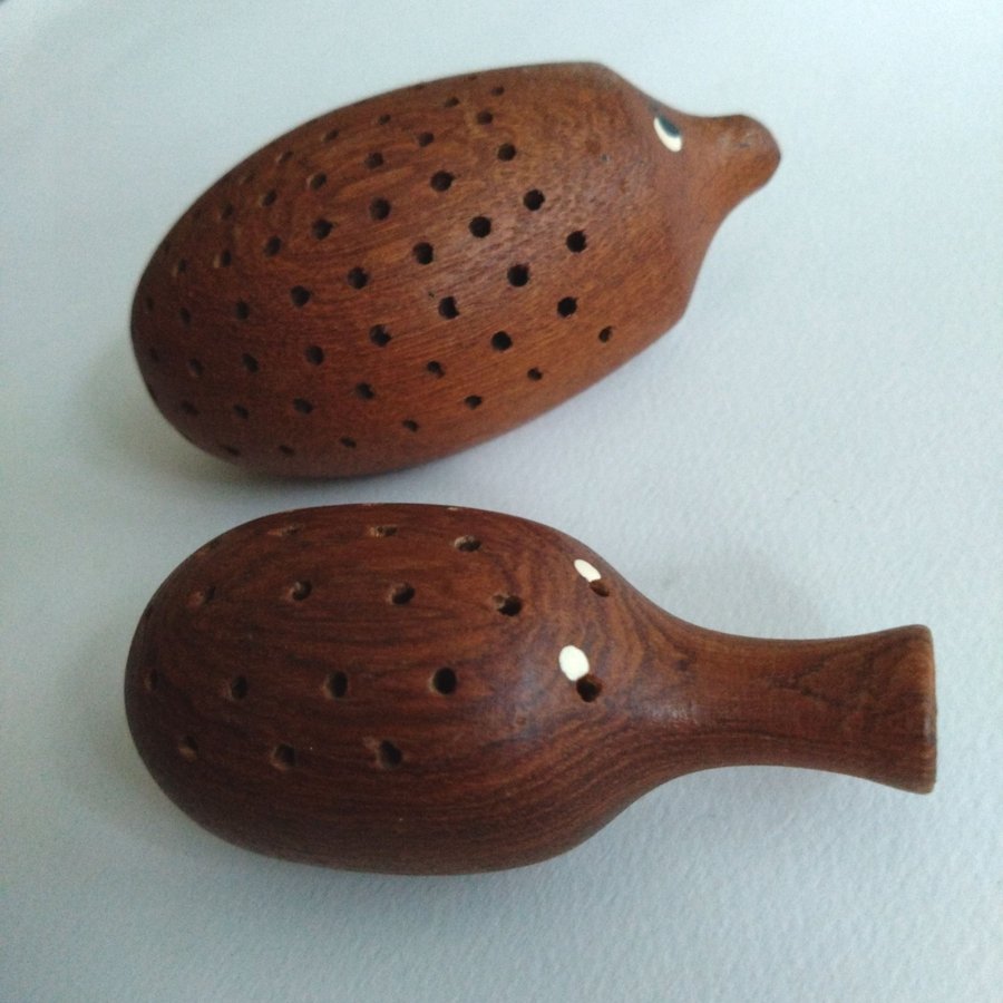 Träfigurer i teak, form av igelkottar