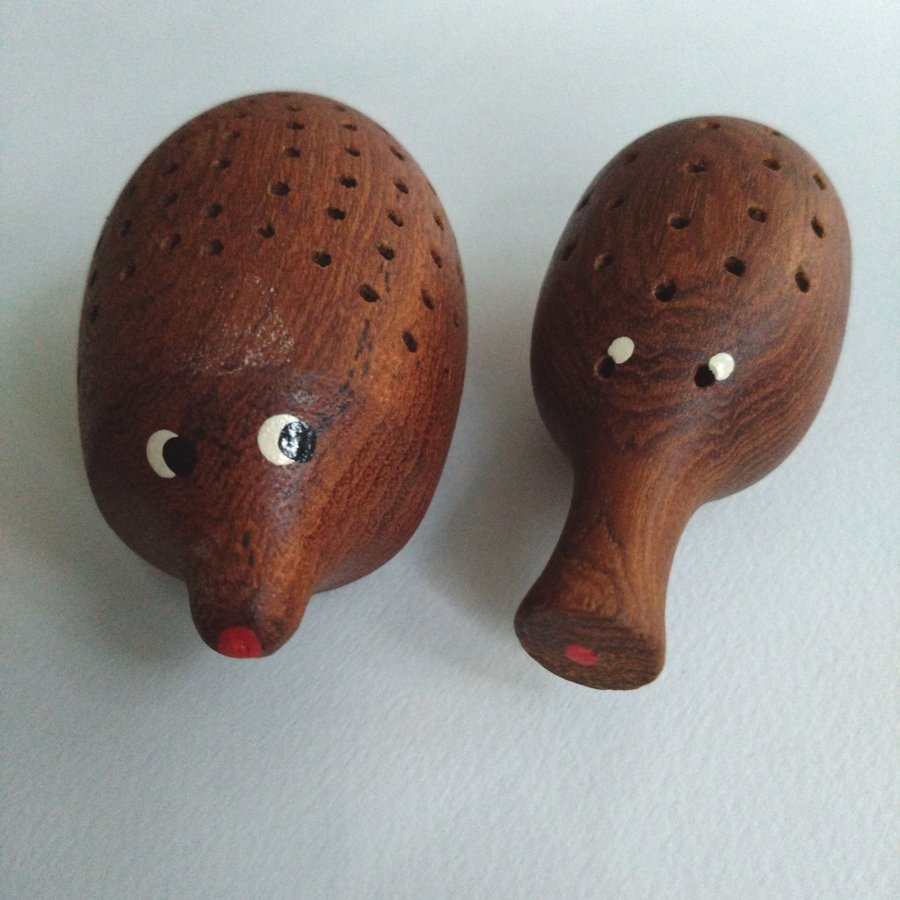 Träfigurer i teak, form av igelkottar