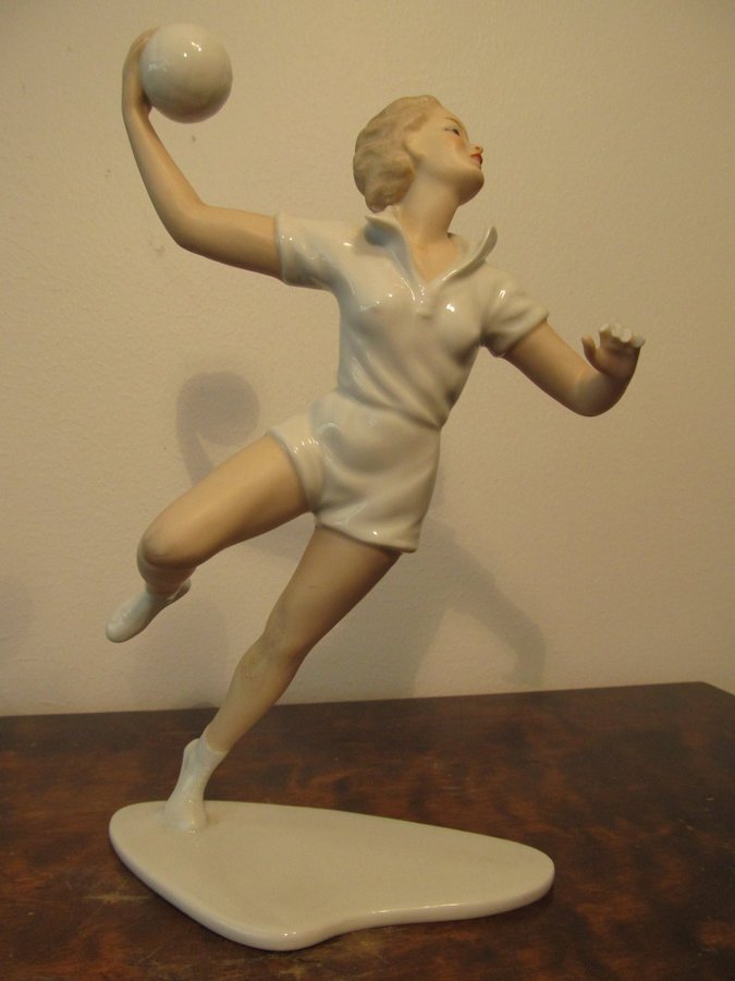 Stor Art Decko figurin skulptur girl with ball Wallendorf 30-talet