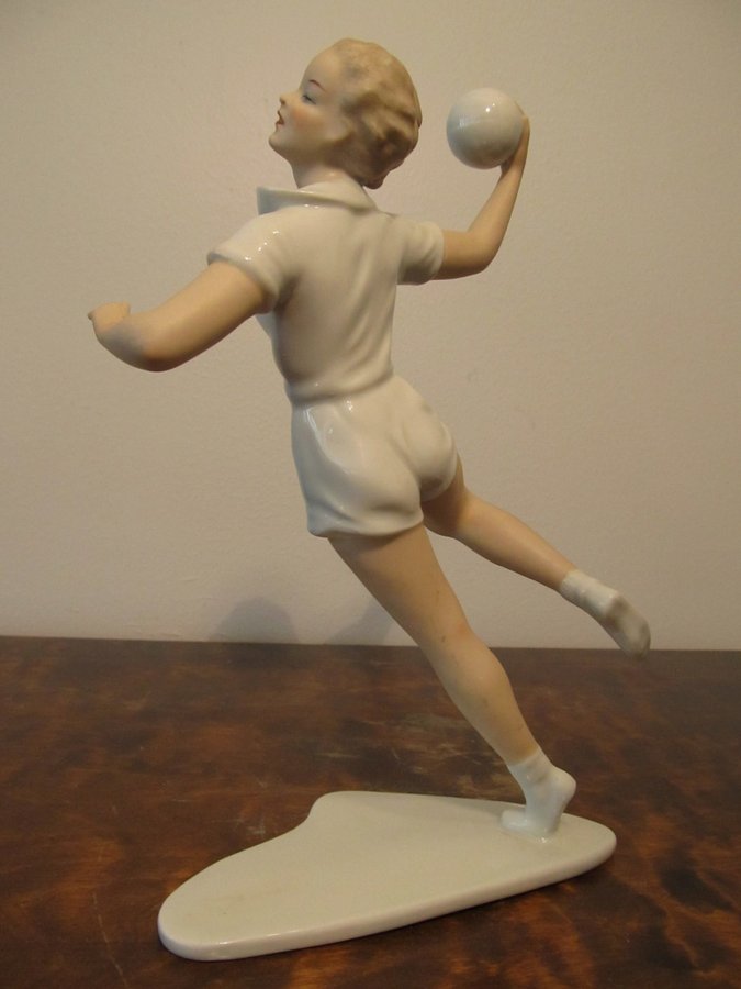 Stor Art Decko figurin skulptur girl with ball Wallendorf 30-talet