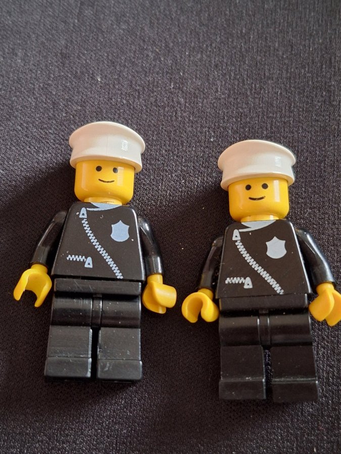 Lego Town: Classic Town: Police: cop013 Police - Zipper with Badge