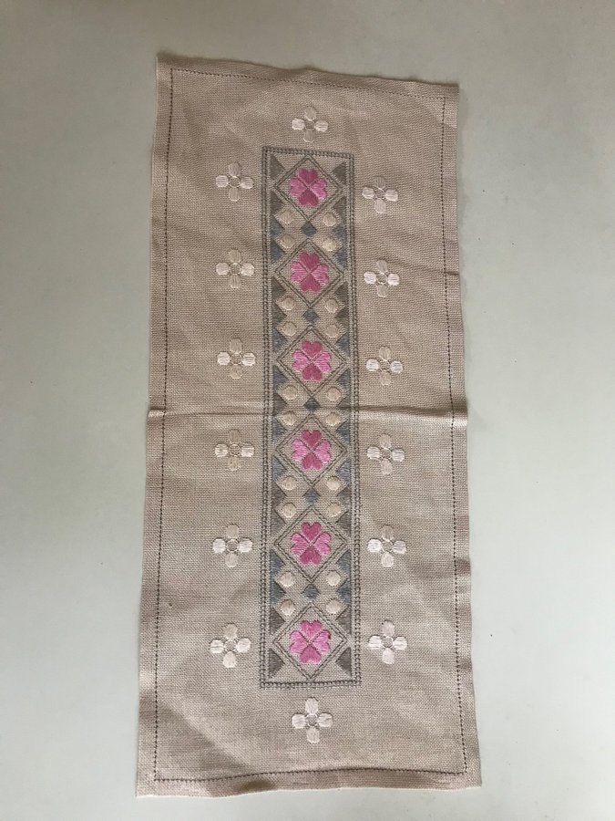 MYCKET FIN HANDBRODERAD VINTAGEDUK